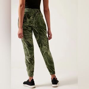 Athleta Brooklyn Jogger sumi green marble size 10 P